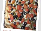 Ricetta Pizza allo stracchino, olive verdi&nere, pomodori e origano