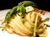 Spaghettoni con triglie, zucchine e pesto alle erbe