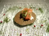 Ricetta Blinis neri con salmone marinato e panna acida home-made