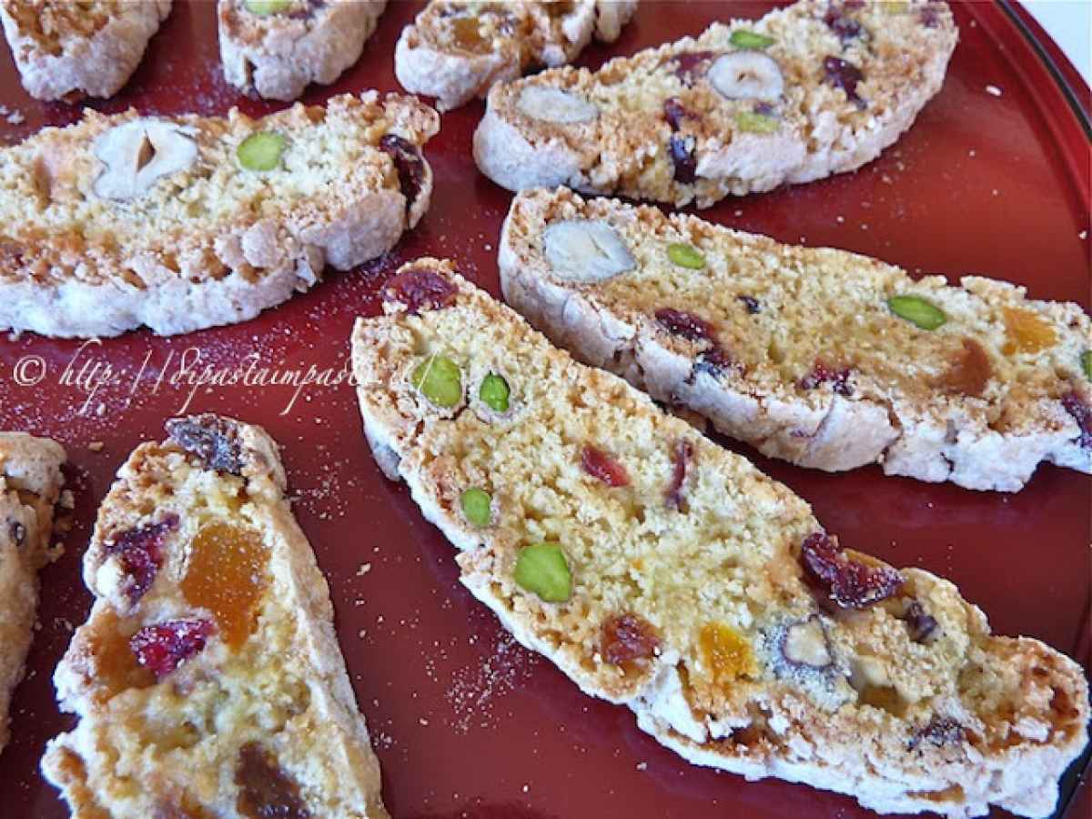 Biscotti secchi con fichi albicocche e frutta secca senza burro