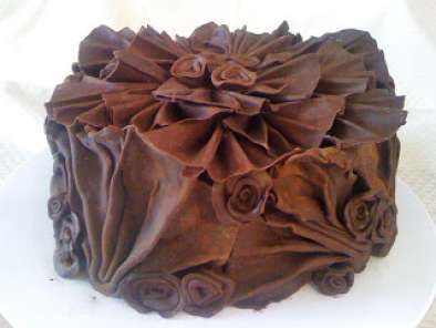 Ricetta Torta tartufata.. rose e ventagli di cioccolato