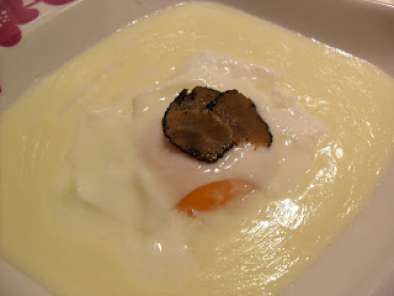 Ricetta Uovo pochè su crema di pecorino e tartufo