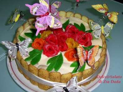 Ricetta Torta tiramisu' decorata con pavesini e pasta di zucchero