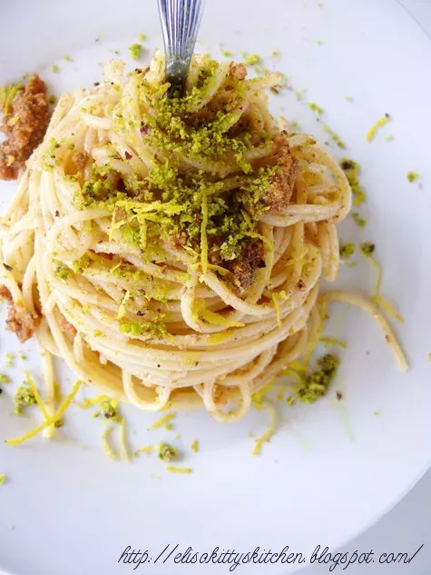 Spaghetti con bottarga, pistacchi di Bronte e zest di limone