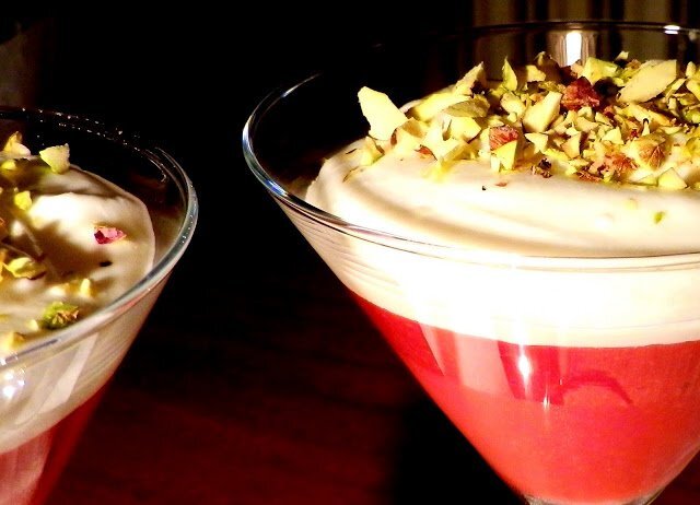 Gelatina di fragole con panna al cioccolato bianco e rhum e pistacchi