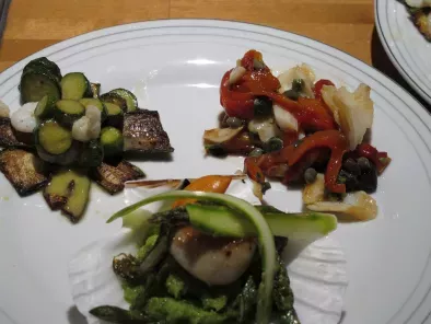 Antipasti di mare: gamberi rosa e zucchini; insalata tiepida di baccalà, capasanta e asparagi