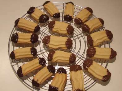 Biscotti al burro glassati al cioccolato fondente e gianduia - foto 2