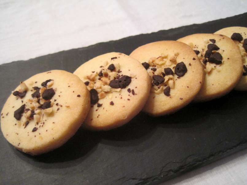Biscotti senza glutine con gocce di cioccolato e nocciole - foto 5