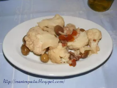 Cavolfiore in umido con pomodori secchi olive e pancetta