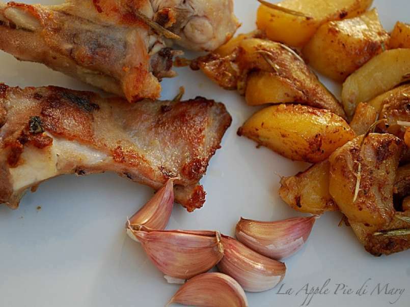 Coniglio all'aglio rosso di Nubia con patate marinate arrosto