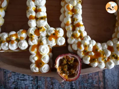 Cream tart, la torta a forma di numero con mango e frutto della passione - foto 4