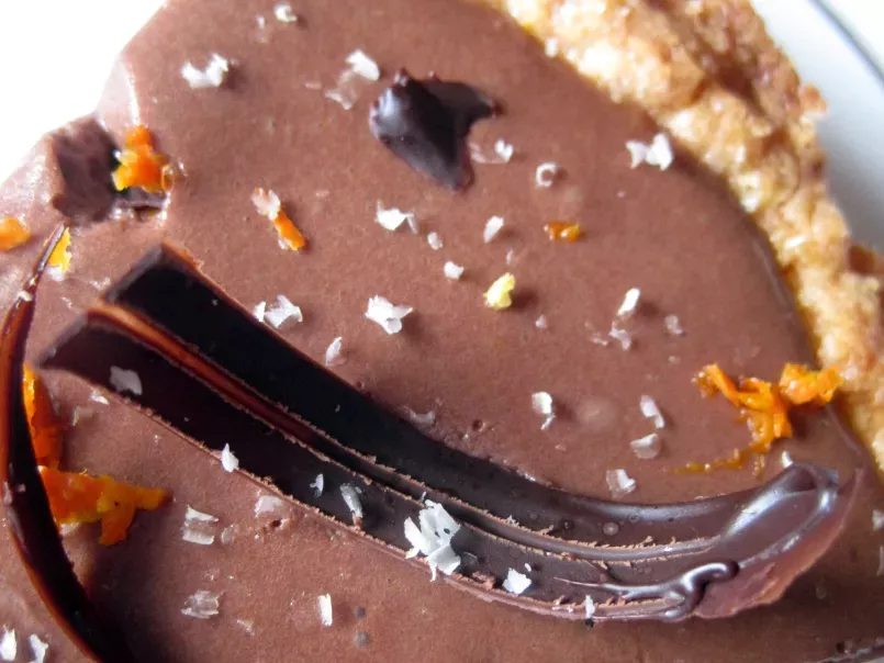 Crostata alle mandorle con fascia bicolore, scorza d' arancia e riccioli di cioccolato - foto 7