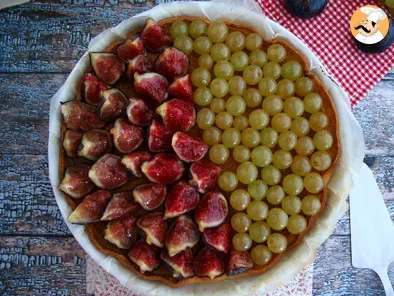 Crostata con uva e fichi