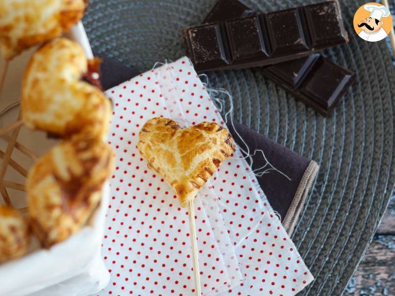 Cuori di sfoglia su stecco con cioccolato e confettura di lamponi - Heart Pie Pops - foto 2
