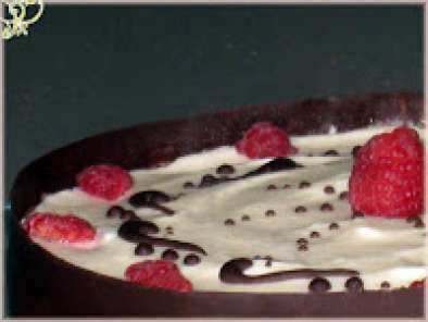 Dolce con mousse yogurt-cioccolato bianco e lamponi - foto 2