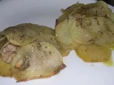 Filetti di cernia al forno su fiori di patate