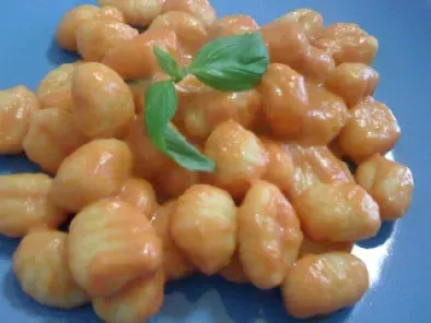 Gnocchi al sugo di pomodoro con mozzarella e basilico