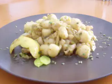 Gnocchi di patate con porri, gamberetti, spezie e limone