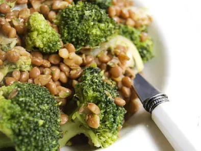 Insalata di lenticchie e broccoli saltati