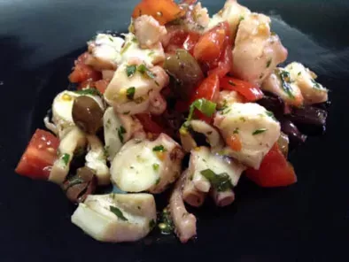 Insalata di polpo con pomodorini e olive