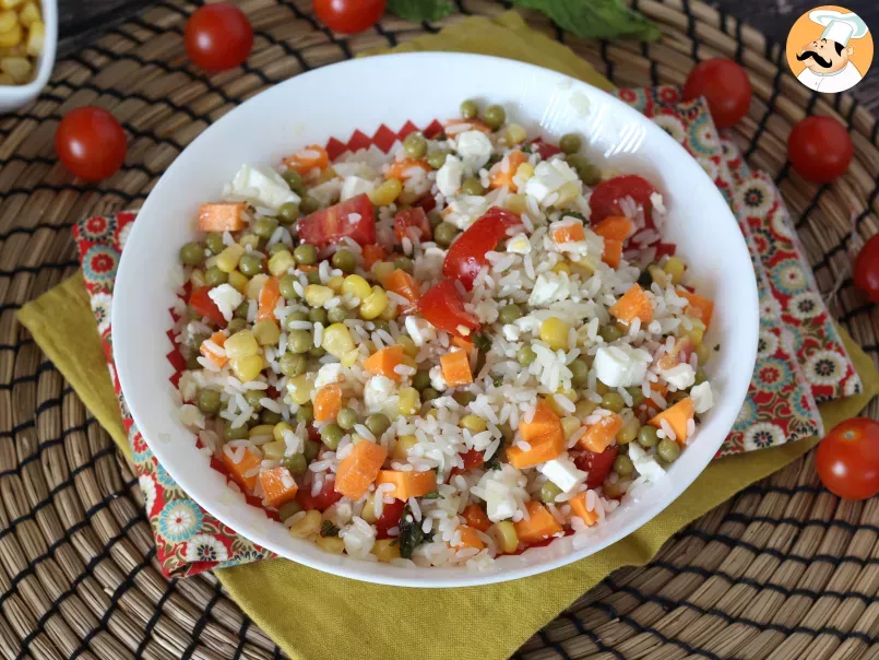 Insalata di riso vegetariana: feta, mais, carote, piselli, pomodorini e menta - foto 6