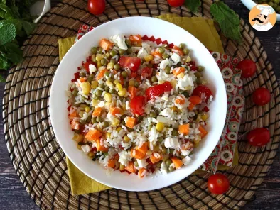 Insalata di riso vegetariana: feta, mais, carote, piselli, pomodorini e menta, foto 1