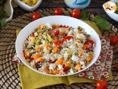 Insalata di riso vegetariana: feta, mais, carote, piselli, pomodorini e menta - foto 3