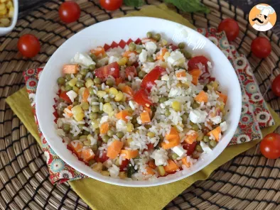 Insalata di riso vegetariana: feta, mais, carote, piselli, pomodorini e menta - foto 4