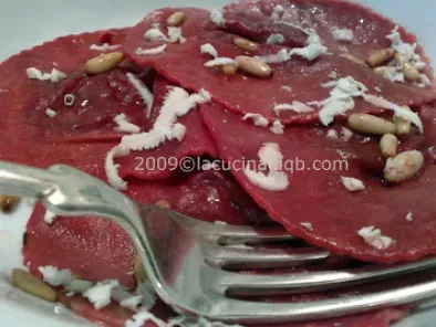 Le vie en rose: ravioli con rapa e taleggio Dop, pinoli e ricotta affumicata
