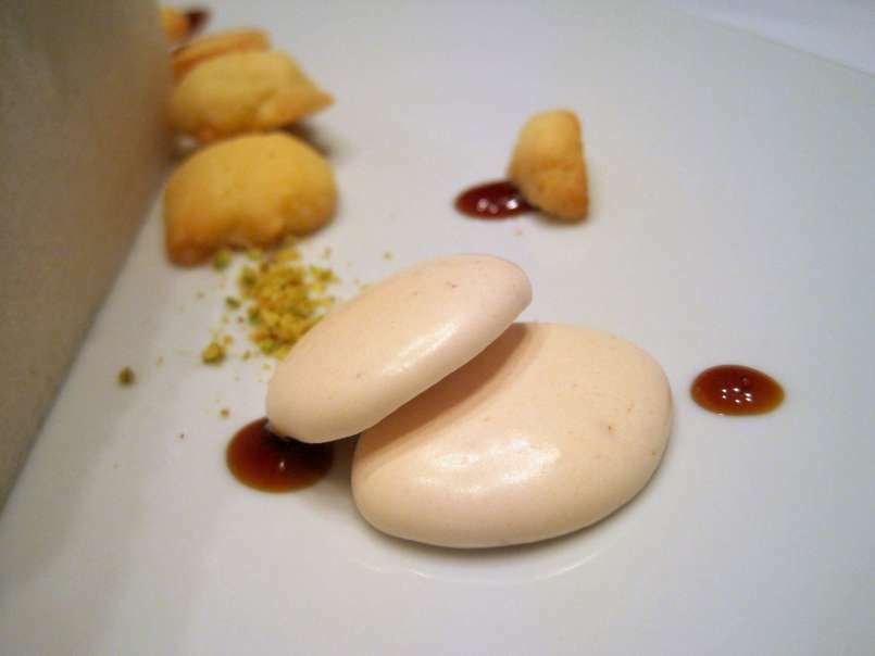 Marshmallow alla mela con ganache al cioccolato bianco, sablè e meringhe - foto 6