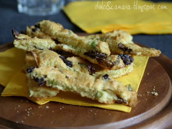 BISCOTTI CON PISTACCHI E POMODORI SECCHI