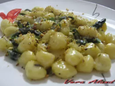 Gnocchi di Patate con Gorgonzola, Asparagi e Pistacchi