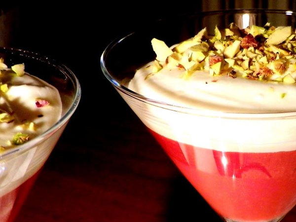Gelatina di fragole con panna al cioccolato bianco e rhum e pistacchi