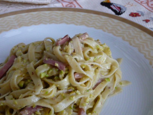 tagliatelle al pesto di pistacchio e speck