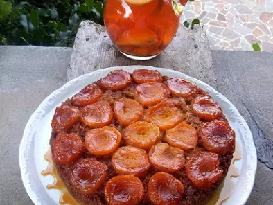 Merenda estiva: torta rovesciata di albicocche e tè freddo alla frutta e vaniglia