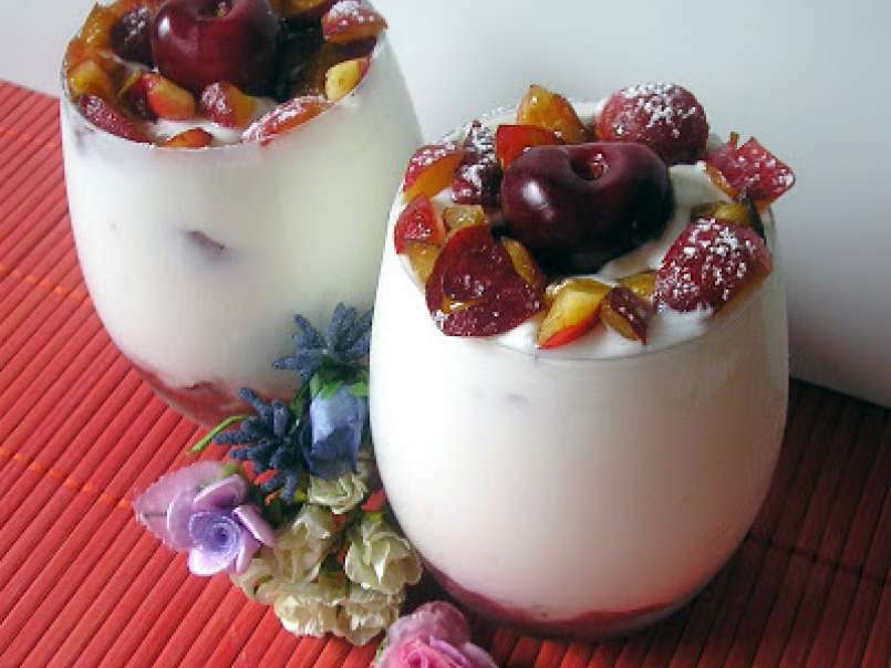 Mousse di yogurt e ciliegie