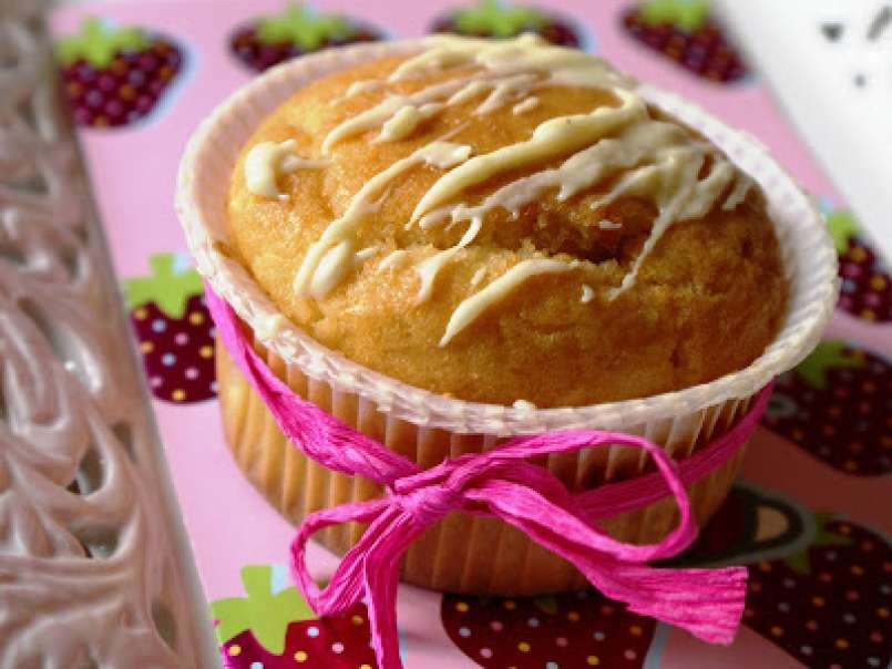 Muffin alla vaniglia, confettura di fragole e cioccolato bianco