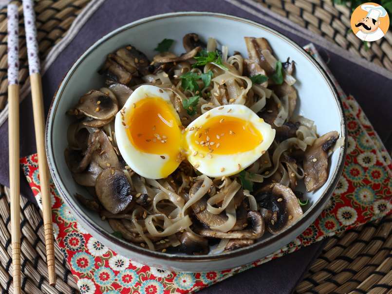 Noodles di riso con funghi e uova (ricetta vegetariana)
