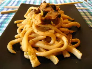 Noodles giapponesi con funghi (di dubbia provenienza...)