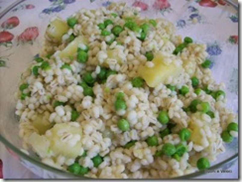 Orzo in insalata tiepida con patate e piselli