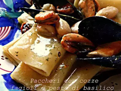 Paccheri con le cozze fagioli e pesto di basilico fresco