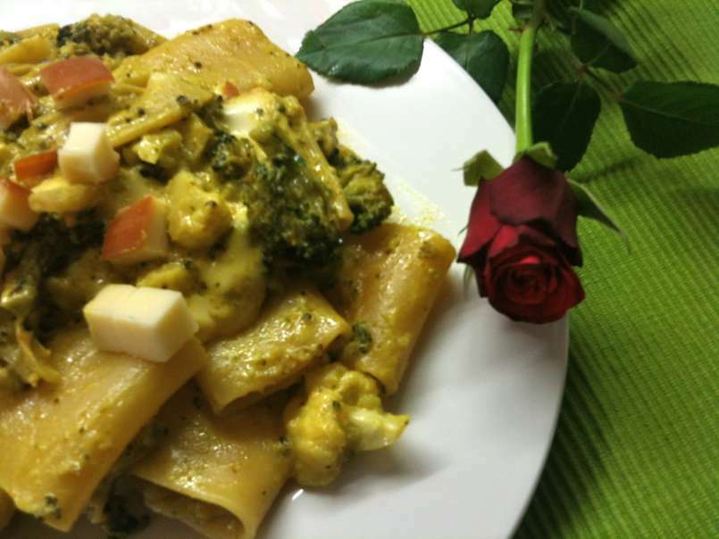 Paccheri risottati con broccoli, cavolfiori, salsa al curry e scamorza affumicata