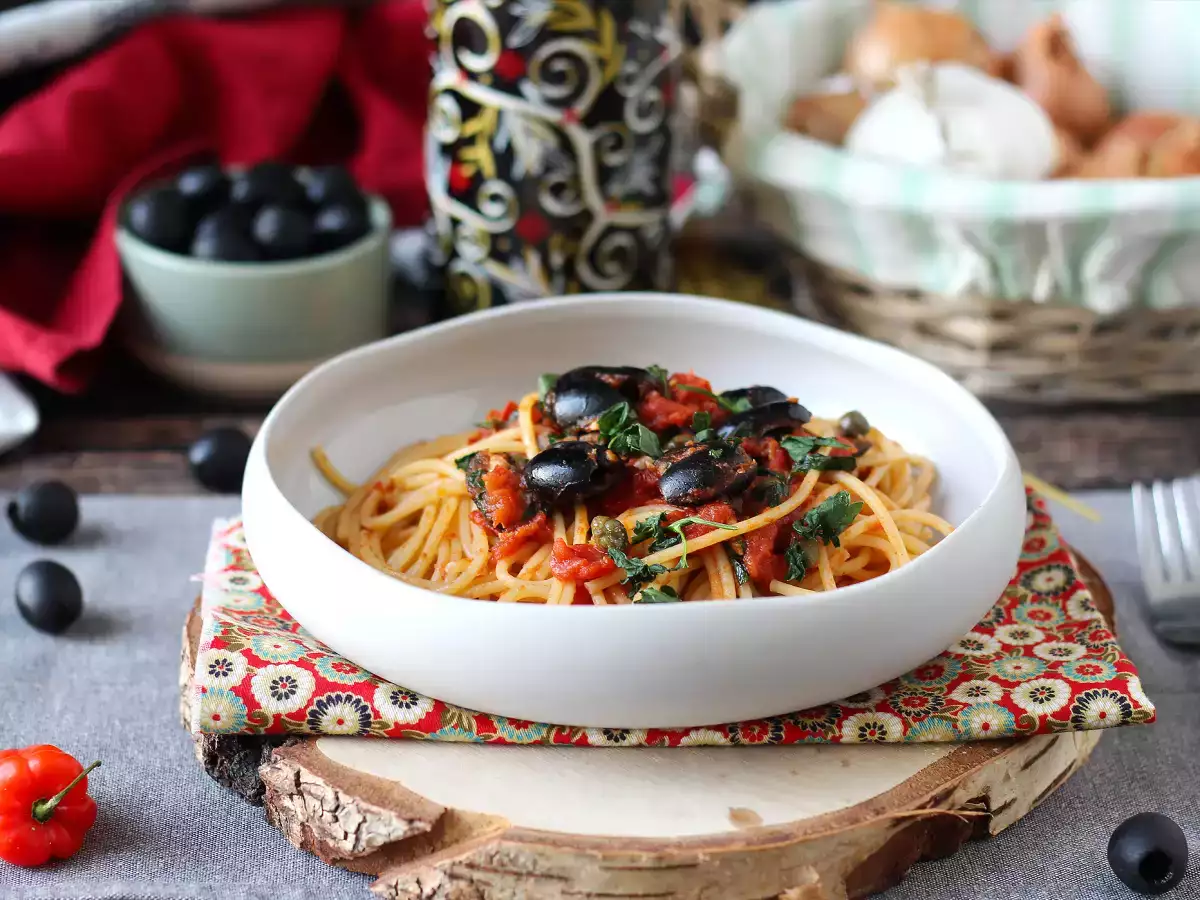 Pasta alla puttanesca, un primo piatto velocissimo e gustoso