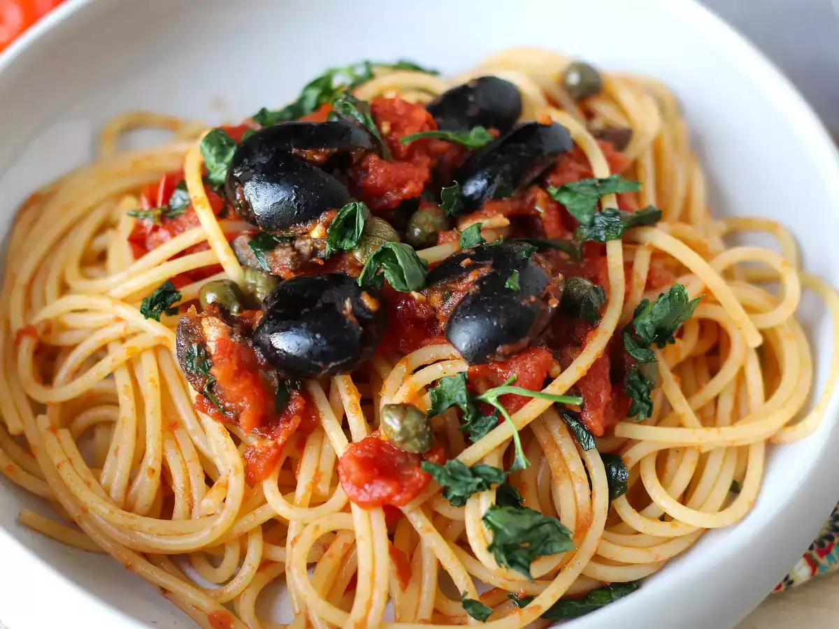 Pasta alla puttanesca, un primo piatto velocissimo e gustoso - foto 4
