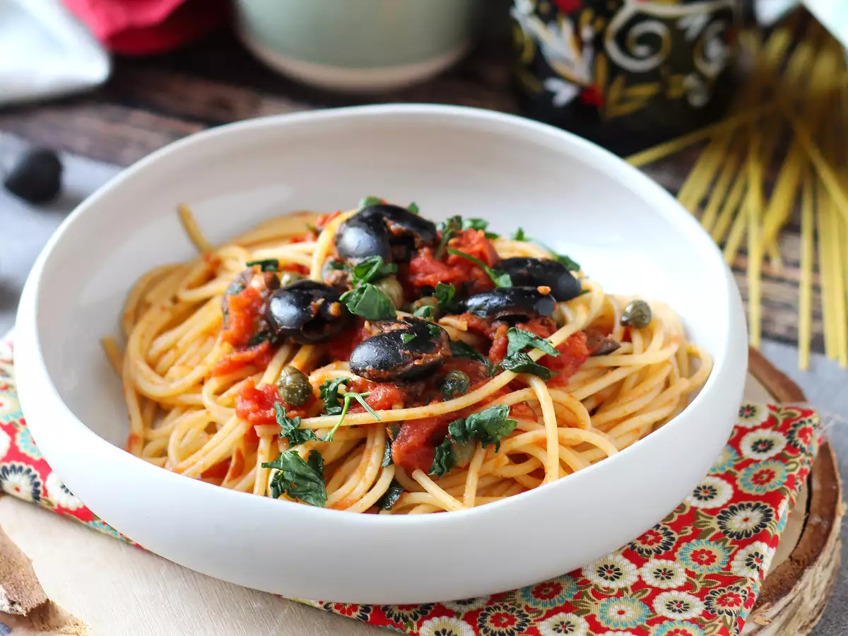 Pasta alla puttanesca, un primo piatto velocissimo e gustoso - foto 3