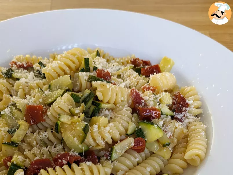 Pasta con zucchine e pomodori secchi: un primo piatto veloce e gustosissimo!