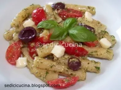 Pasta fredda al pesto, con pomodorini, scamorza, ed olive di Gaeta