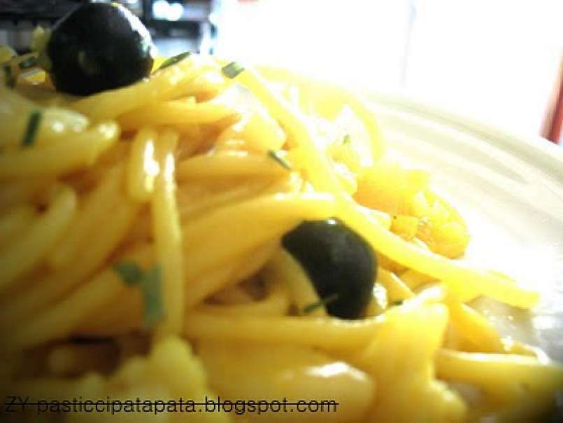 Pasta risottata alla curcuma con cavolfiore e olive nere