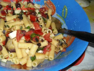 Pic nic in campagna e insalata di pasta con olive e melanzane - foto 2