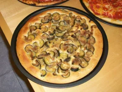 Pizza al pomodoro, con pomodoro e pomodorini e con zucchine, cipolle e alici - foto 3